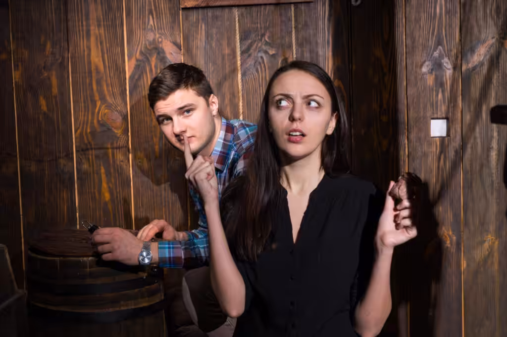 pareja resolviendo escape room