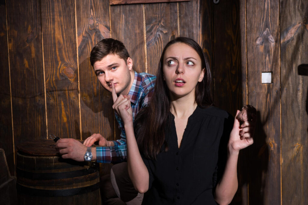 pareja resolviendo escape room