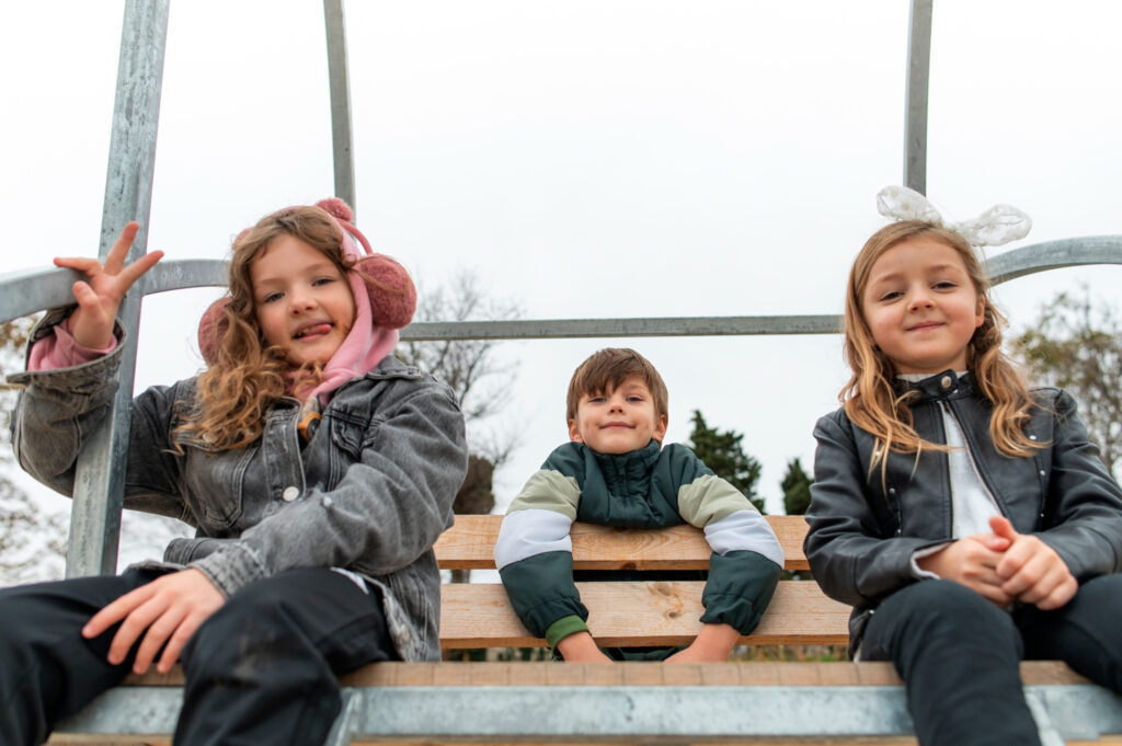Familia eligiendo actividades con niños en Madrid en un parque de la ciudad
