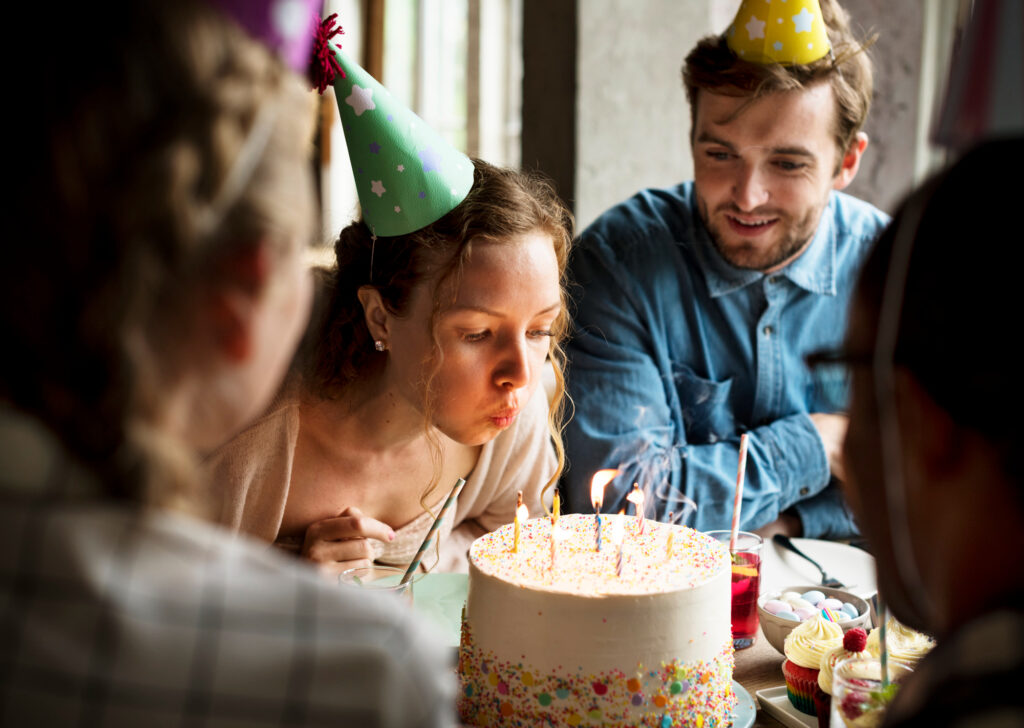 Grupo celebrando un cumpleaños en uno de los sitios para celebrar cumpleaños en Madrid